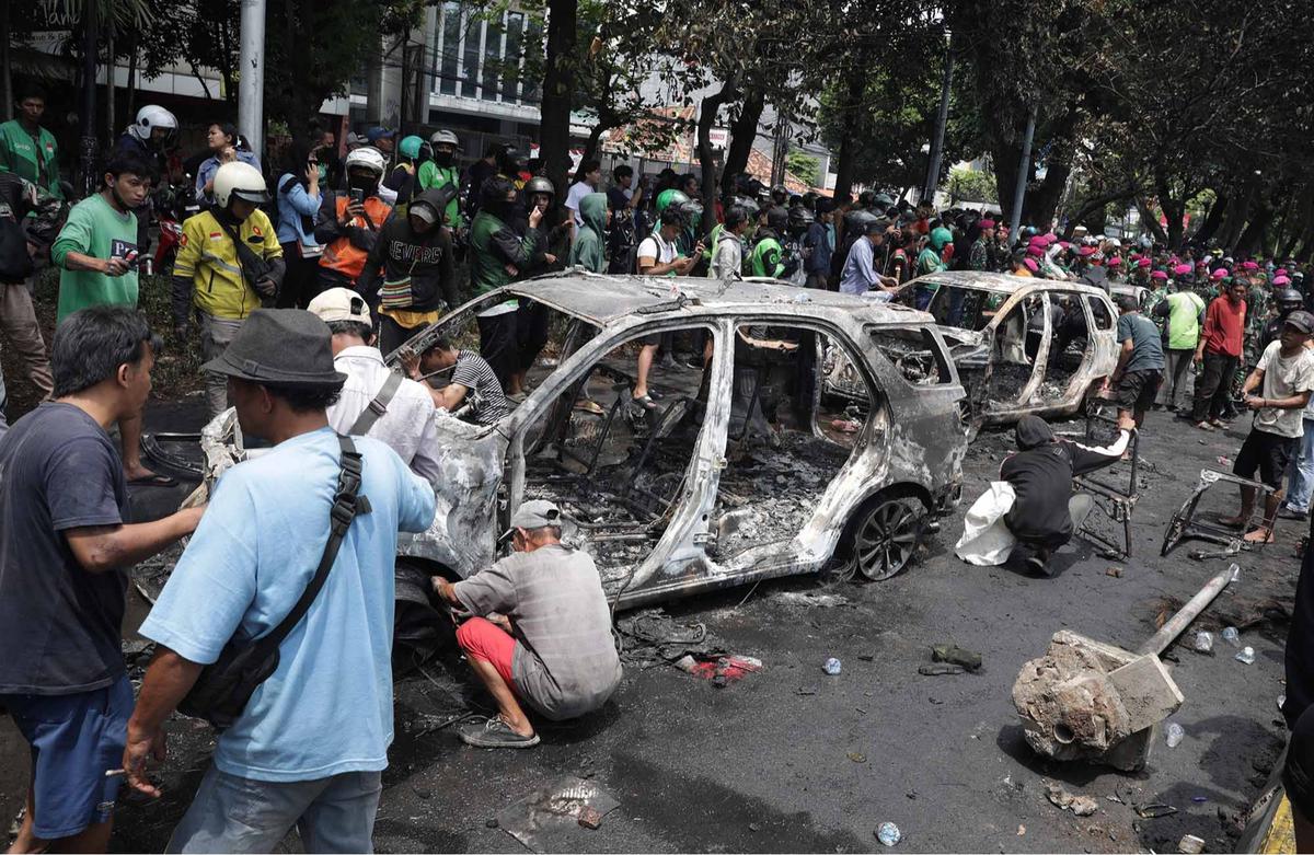 FOTO: Warga Ambil Bangkai Mobil Usai 10 Kendaraan Dibakar di Depan Mako Brimob Kwitang