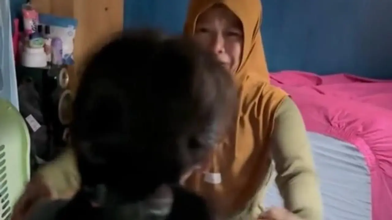 Potret Mbak Ti takjub akan Kara yang semakin tinggi (Sumber: TikTok/ardahatna_)