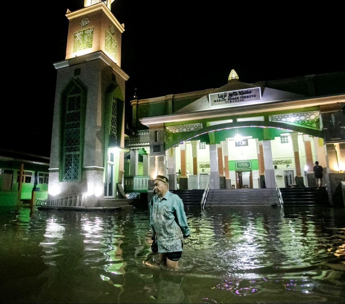 Banjir yang disebabkan hujan lebat menerjang sejumlah kota di sepanjang jalur pantai utara Pulau Jawa, dari Demak ke Semarang bahkan sampai Pasuruan. Akibat bencana ini, banyak warga yang terdampak. Banjir ini telah mengakibatkan kerugian yang besar. Foto