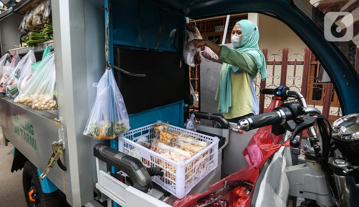 Penjual sayuran menggunakan transportasi Gerobak Motor Listrik di Srengseng Sawah, Jakarta, Kamis (20/1/2022). Program gerobak motor listrik ditujukan agar pelaku usaha mikro kecil (UMK) dapat lebih hemat pada sisi operasional bahan bakar serta lebih ramah lingkungan. (Liputan6.com/Johan Tallo)