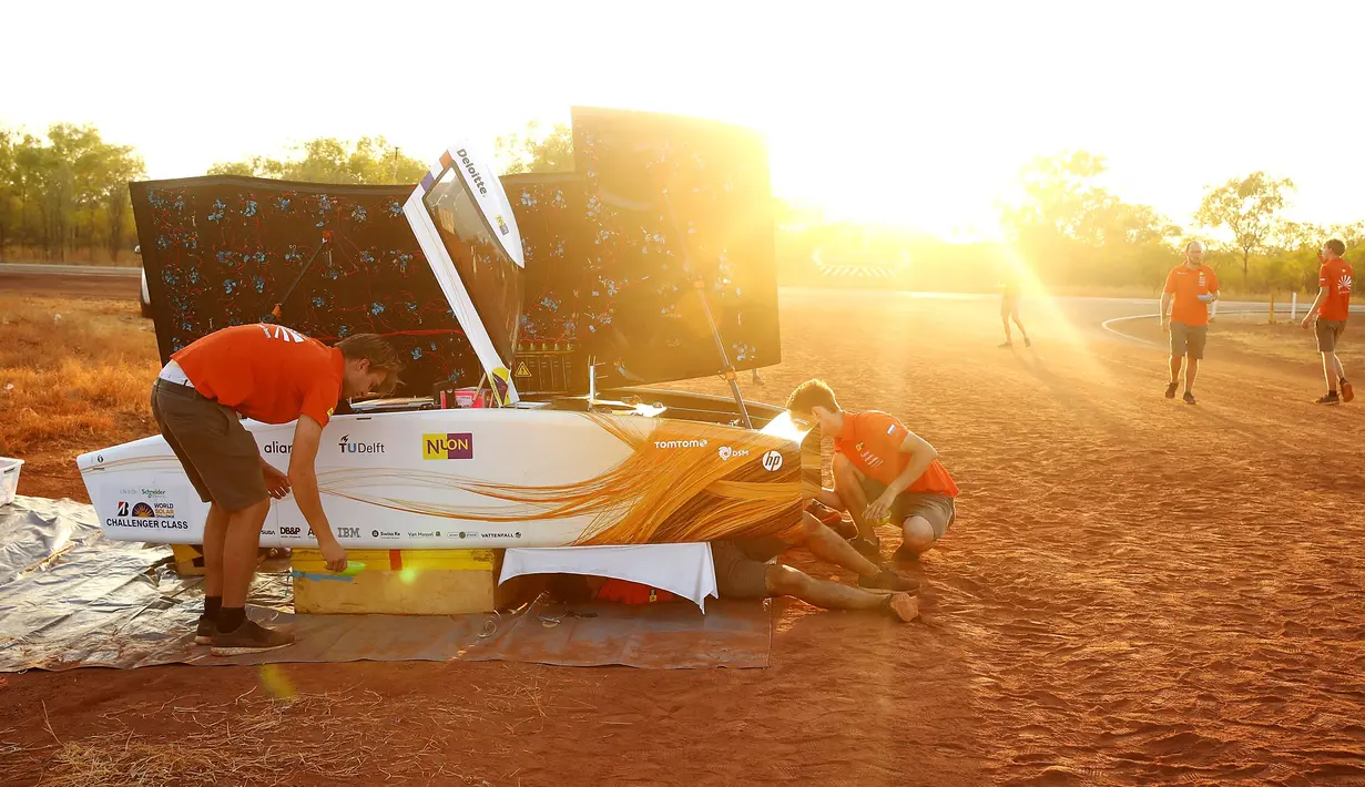 Anggota Nuon Solar Team dari Belanda menyiapkan kendaraan mereka yang bernama Nuna9 pada hari kedua balapan di Dunmarra, Australia (9/10). (AFP Photo/World Solar Challenge 2017/Mark Kolbe)