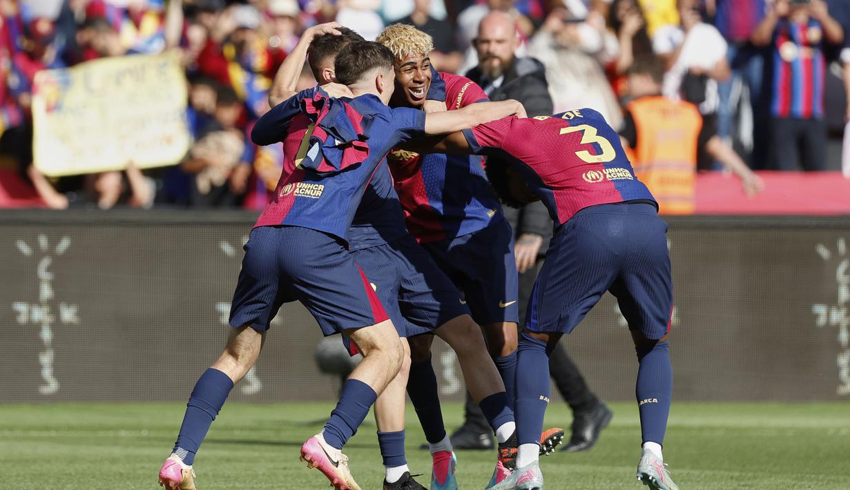 Para pemain Barcelona merayakan kemenangan atas Real Madrid dalam laga lanjutan Liga Spanyol 2024/2025 di Estadi Olimpic Lluis Companys, Barcelona, Spanyol, Minggu (11/05/2025) waktu setempat. (AP Photo/Jose Breton)