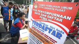 Banner pemberitahuan yang dipampang di pos pendaftaran saat pelaksanaan HBKB di Jakarta, Minggu (12/3). Kegiatan ini bertujuan untuk memastikan warga terdaftar sebagai pemilih tetap dalam Pilkada DKI Jakarta putaran kedua. (Liputan6.com/Immanuel Antonius)