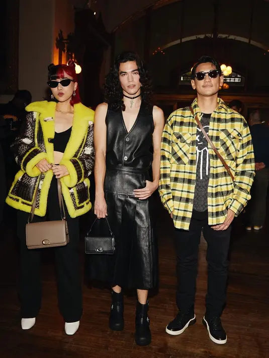 Sebagai perwakilan Indonesia yang menghadari langsung pertunjukan Coach di New York Fashion Week 2023, Isyana terlihat tampil cantik dan mempesona menggunakan Coach Plaid Shearling Aviator sebagai outer dengan sentuhan warna kuning neon, oversized jacket yang terinspirasi oleh kepala desainer pertama Coach, Bonnie Cashin. Ditambah dengan aksesoris Coach Bandit Shoulder Bag, dengan detail ikon ‘C’ pada bagian pushpin closure, yang bisa dikenakan untuk tas bahu maupun tas jinjing, menambah sentuhan gaya 90s grunge.