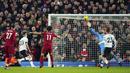 Pemain Liverpool, Mohamed Salah (tengah) mencetak gol keempat timnya ke gawang Manchester United pada laga pekan ke-26 Liga Inggris 2022/2023 yang berlangsung di Anfield, Liverpool, Senin (06/03/2023) WIB. (AP Photo/Jon Super)