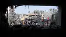 <p>Warga mencari korban selamat pascabombardir Israel di Deir Al-Balah, Jalur Gaza, Palestina, Minggu (22/10/2023). (AP Photo/Hatem Moussa)</p>