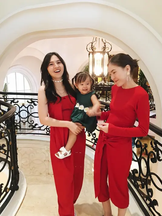 Kekompakan Olivia Jensen, dan Sabrina masih terlihat meski keduanya sudah berumah tangga. (Foto: Instagram/@sabjensen)