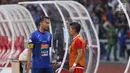 Kapten tim Arema FC, Hamka Hamzah (kiri) berbincang dengan pemain belakang Persija, Ismed Sofyan usai laga lanjutan Shopee Liga 1 Indonesia 2019 di Stadion Gelora Bung Karno, Jakarta, Sabtu (3/8/2019). Laga berakhir imbang 2-2. (Liputan6.com/Helmi Fithriansyah)