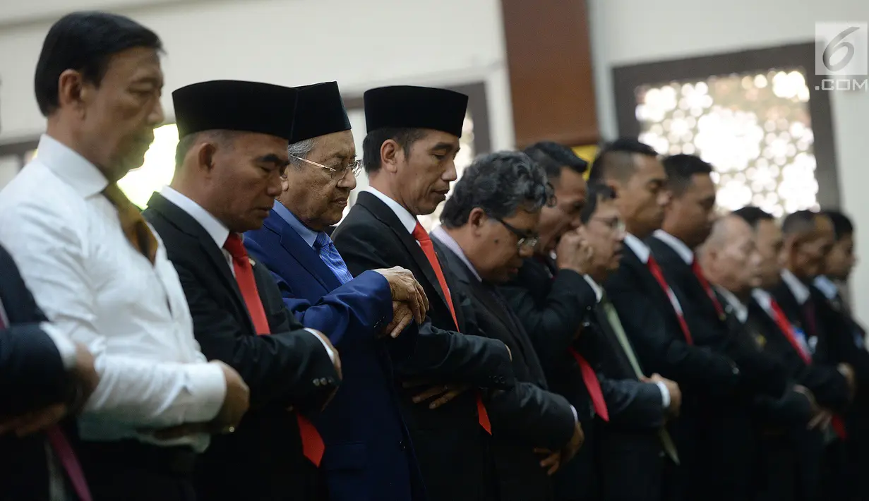 Presiden Jokowi dan PM Malaysia Mahathir Mohamad melakukan salat Jumat bersama di Masjid Jami' Baitussalam, Istana Bogor, Jawa Barat, Jumat (29/6). Kunjungannya ke Indonesia adalah yang pertama kalinya usai terpilih kembali. (Liputan6.com/Pool/Wihdan)