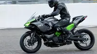 Kawasaki Ninja Hybrid di sirkuit Shizuka, Jepang (portugal.postsen.com)