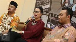 Ketua Parfi, Marcella Zalianty (tengah) didampingi Komisioner KPU Ferry Kurnia Rizkiyansyah dan Sigit Pamungkas menyampaikan keterangan terkait penyelenggaraan festival film pendek KPU di Jakarta, Jumat (7/10). (Liputan6.com/Immanuel Antonius)