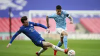 Bek Chelsea, Ben Chilwell berusaha merebut bola yang dibawa bek Manchester City, Joao Cancelo pada  pertandingan semifinal Piala FA di Stadion Wembley di London, Inggris, Minggu (18/4/2021). Di final, Chelsea akan menghadapi pemenang antara Southampton dan Leicester City. (AP Photo/Ian Walton, Pool)