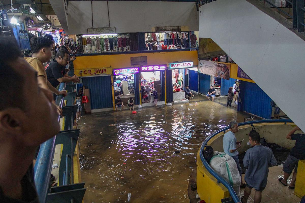 FOTO: Banjir Akibat Hujan Deras Ganggu Aktivitas Perdagangan di Pasar Cipulir