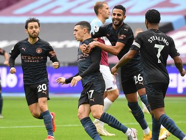 Pemain Manchester City merayakan gol yang dicetak Phil Foden ke gawang West Ham United pada laga lanjutan Liga Inggris di London Stadium, Sabtu (24/10/2020) malam WIB. Manchester City imbang 1-1 lawan West Ham. (AFP/Justin Tallis/pool)