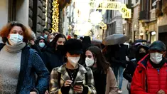 Orang-orang memakai masker di sepanjang jalan perbelanjaan mewah Via Condotti di pusat kota Roma, Italia, Minggu (5/12/2021). Kota Roma memberlakukan kewajiban penggunaan masker di ruang terbuka pusat kota dan area perbelanjaan sibuk lainnya hingga 31 Desember mendatang. (Vincenzo PINTO/AFP)