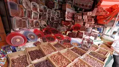 Pedagang kurma menunggu pembeli selama bulan suci Ramadan di sebuah pasar di ibukota Sanaa, Yaman (22/5). (AFP Photo/Mohammed Huwais)