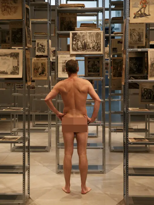 Pengunjung melihat koleksi pada pameran 'Discorde, Fille de la Nuit' di museum Palais de Tokyo di Paris, 5 Mei 2018. Museum seni di Paris membuka pintunya bagi 160 orang nudis atau orang yang memilih tidak memakai busana. (AFP/GEOFFROY VAN DER HASSELT)