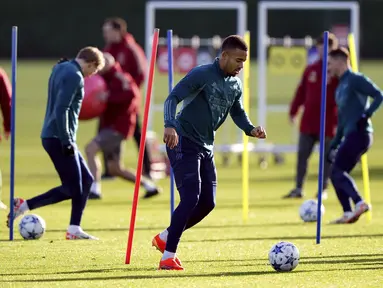 Penyerang Arsenal Gabriel Jesus menghadiri sesi latihan menjelang laga penutup fase grup Liga Champions 2023/24, di Arsenal Training Center, Hertfordshire, Senin (11/12/2023). (Jonathan Brady/PA via AP)
