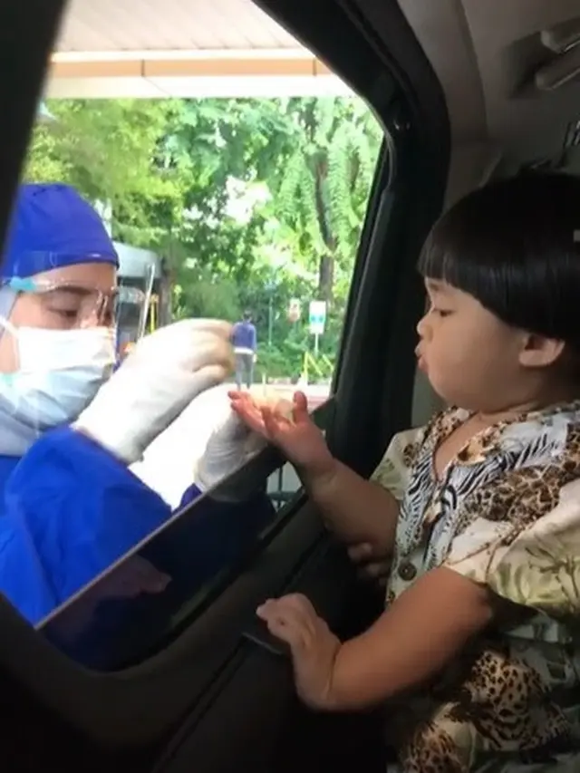 ekspresi menggemaskan bocah saat rapid test jadi viral