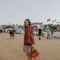 Jumper jacket berwarna red brick sangat cocok dipasangkan dengan rok motif berwarna senada.&nbsp;(instagram/mariannerumantir)