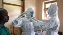 Dokter mengenakan peralatan pelindung saat mereka bersiap untuk mengunjungi pasien yang melakukan kontak dengan korban Ebola, di bagian isolasi Rumah Sakit Rujukan Regional Entebbe di Entebbe, Uganda Kamis, 20 Oktober 2022. Pejabat WHO mengatakan pada Kamis (20/10), Wabah Ebola di Uganda berkembang pesat dalam sebulan yang membuat situasi yang sulit bagi petugas kesehatan di lapangan. (AP Photo/Hajarah Nalwadda)