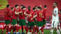 Pemain Portugal merayakan gol bunuh diri pemain  Azerbaijan pada laga kualifikasi Piala Dunia 2022 Zona Eropa di Juventus Stadium, Kamis (25/3/2021) dini hari WIB. (AFP/Marco Bortorello)