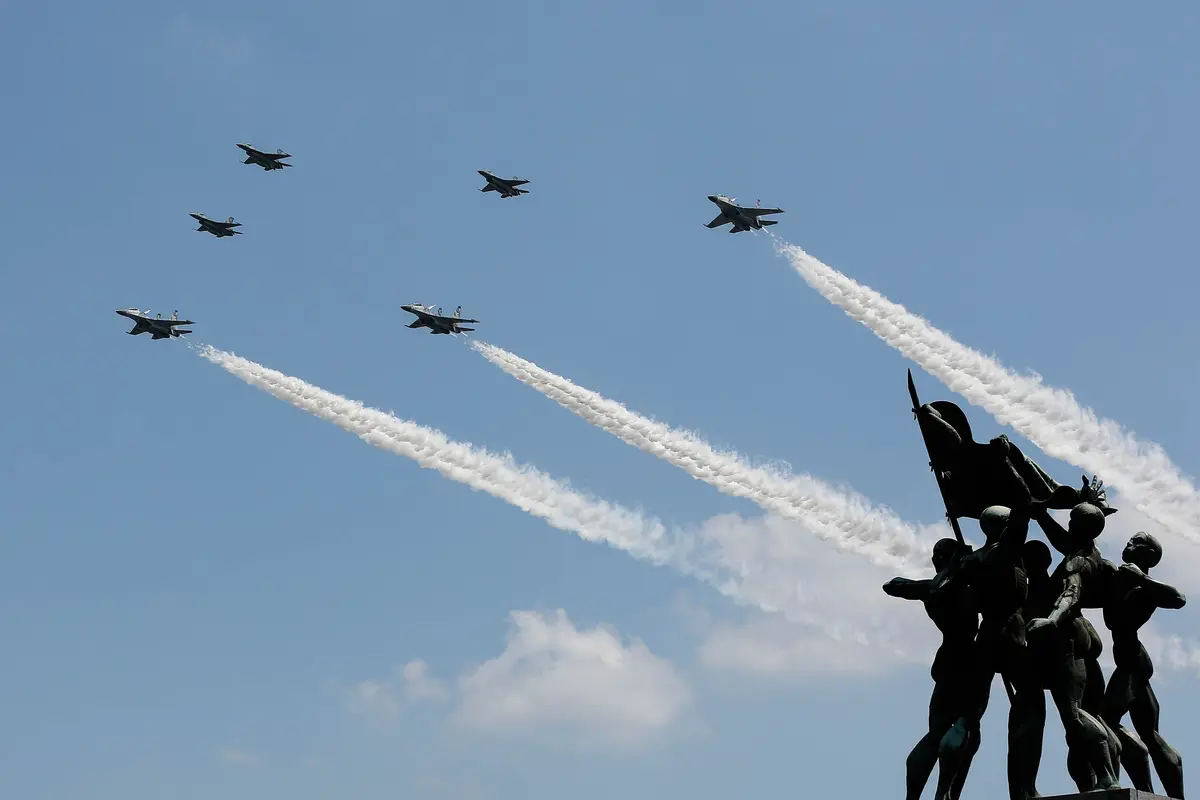 Atraksi Sukhoi dan F16 dalam peringatan HUT ke-17 RI di Istana