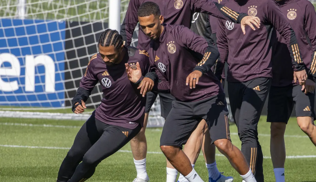 Pemain depan timnas Jerman Serge Gnabry (kiri) dan Thilo Kehrer mengambil bagian dalam sesi latihan di Kampus DFB (Asosiasi Sepak Bola Jerman) di Frankfurt, Kamis (22/9/2022). Jerman bakal adu kekuatan dengan Hongaria dalam lanjutan laga Grup C UEFA Nations League 2022 di Stadion Olimpiade Berlin, Sabtu (24/9) dini hari WIB. (Photo by ANDRE PAIN / AFP)