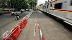 Perlintasan kereta api Permata Hijau-Patal Senayan yang ditutup, Jakarta, Selasa (3/11). Penutupan dilakukan karena adanya pekerjaan jalur atas fly over yang nantinya juga akan dilakukan secara permanen. (Liputan6.com/Immanuel Antonius)