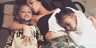 Kim Kardashian tak sabar menantikan anak ketiganya lahir. Kini ia pun gelisah saat penggantinya akan melahirkan. (instagram/kimkardashian)