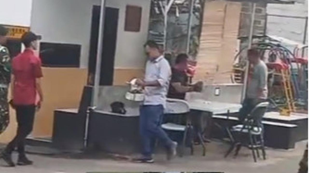 Saat di halaman kedai, kunjungan Maruli seketika jadi sorotan. Sosoknya pun tak terlepas dari atensi para ibu-ibu di sekitar lokasi yang ikut mengabadikan momen.