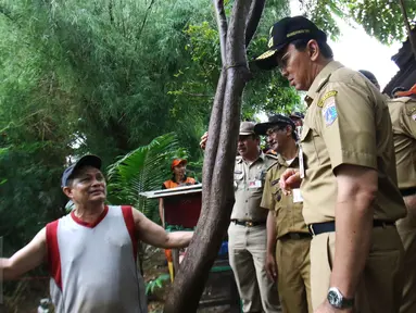 Gubernur DKI Jakarta Basuki Tjahaja Purnama atau Ahok berbincang dengan warga saat blusukan di Bukit Duri, Jakarta, Senin (20/2). Ahok  mendatangi wilayah Bukit Duri yang berada di belakang SMA 8 yang sempat terendam banjir.  (Liputan6.com/Helmi Afandi)