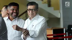 Menteri Hukum dan HAM Yasonna H Laoly (kanan) sesaat jelang meninggalkan gedung KPK usai diperiksa, Jakarta, Rabu (10/1). Yasonna diperiksa sebagai saksi untuk tersangka ASS dalam penyidikan dugaan korupsi proyek e-KTP. (Liputan6.com/Helmi Fithriansyah)