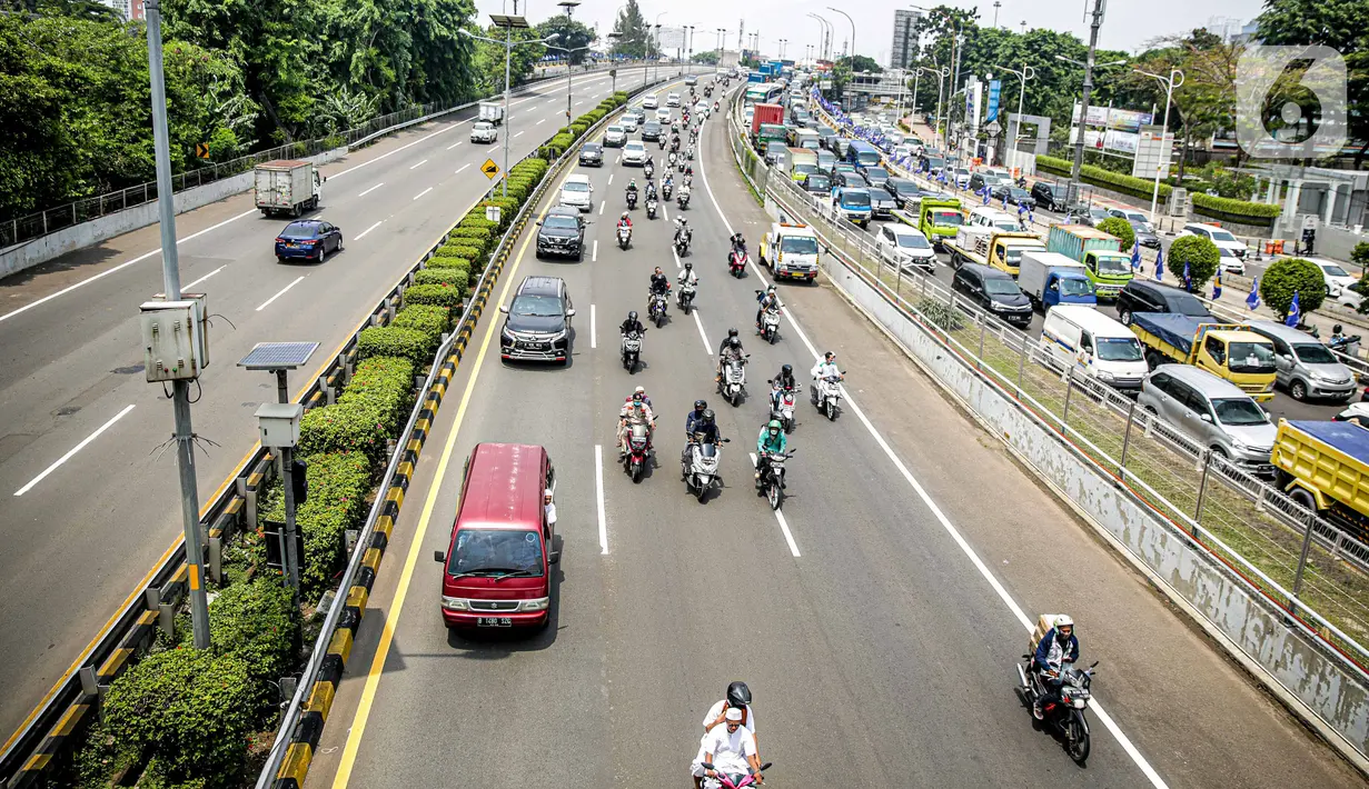 Iring-iringan kendaraan pengawalan Rizieq Shihab saat melintas di Tol Dalam Kota, Grogol, Jakarta, Selasa (10/11/2020). Rizieq Shihab yang baru tiba di Indonesia mendapat pengawalanan massa pendukungnya menuju markas FPI di Petambutran. (Liputan6.com/Faizal Fanani)