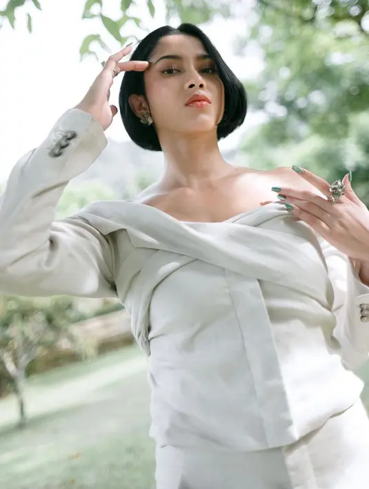 <p>Gaya rambut pendek memang menjadi tren besar beberapa tahun belakangan ini, termasuk di tahun 2022. (Foto: Instagram @aghninyhaque)</p>