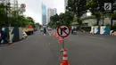 Traffic cone dipasang saat uji coba sistem satu arah di kawasan Dukuh Bawah atau sekitar Landmark Setiabudi, Jakarta, Rabu (13/2). Dishub DKI menguji coba sistem satu arah dari Sudirman ke Dukuh Bawah hingga 26 Februari 2019. (Merdeka.com/Imam Buhori)