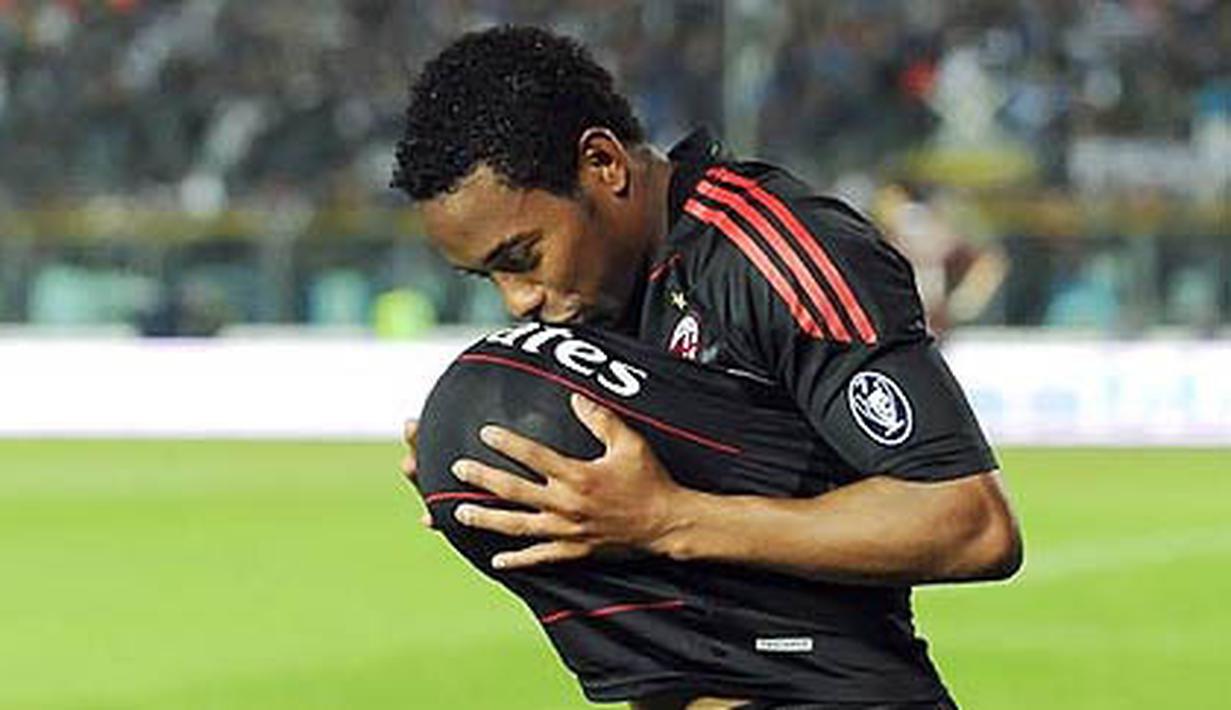 Robinho sempat kesulitan menggantikan peran Ronaldinho sebelum akhirnya mampu adaptasi dengan baik. Mantan pemain Real Madrid ini menjadi pemain yang kerap memecah kebuntuan terbukti dari koleksi 12 golnya. (AFP/Andreas Solaro)