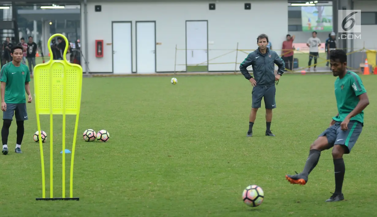 Pelatih Timnas Indonesia, Luis Milla Aspas (tengah) mengawasi latihan timnya di Lapangan A Kompleks GBK, Jakarta, Senin (23/4). Latihan ini persiapan laga PSSI Anniversary Cup dan jelang Asian Games 2018. (Liputan6.com/Helmi Fithriansyah)