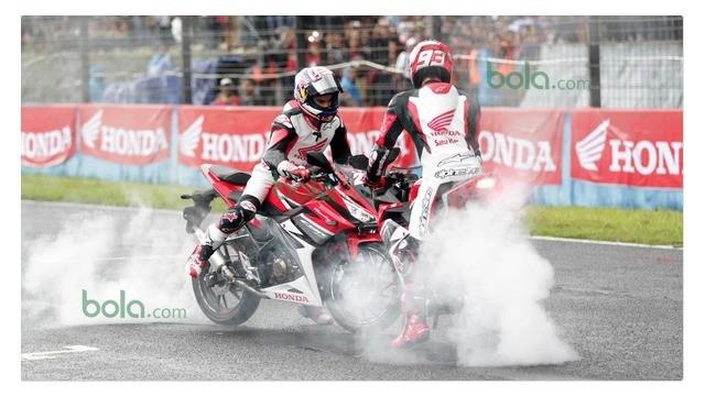 Marc Marquez dan Dani Pedrosa tunjukan kemampuannya mengendarai motor baru Honda di Sirkuit Sentul, Jawa Barat, Indonesia.
