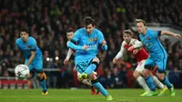 Bintang Barcelona, Lionel Messi, saat mengeksekusi penalti yang berujung gol ke gawang Arsenal, pada laga leg pertama 16 besar Liga Champions, di Emirates Stadium, Selasa (23/2/2016). (Twitter Champions League).