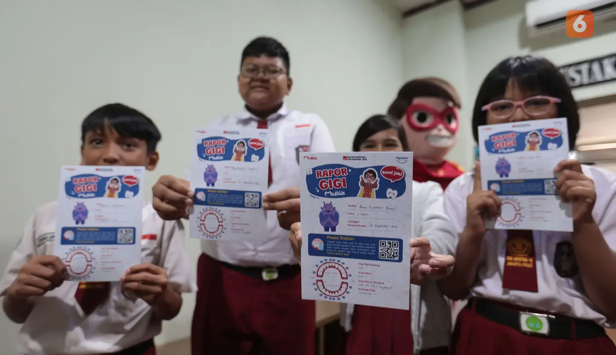 Para siswa mengikuti kegiatan sikat gigi bersama dalam rangkaian Bulan Kesehatan Gigi Nasional (BKGN) 2026 di SDN Menteng 01, Jakarta, Kamis (17/9/2026). Dalam kegiatan tersebut, siswa mendapat edukasi mengenai cara menyikat gigi yang benar dan pentingnya menjaga kebersihan rongga mulut. (KLY/Budy Santoso)