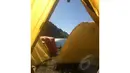 Dari dalam sebuah tenda, kilauan air Ranu Kumbolo di pagi hari seolah mengajak para pendaki untuk merasakan kesejukannya (Liputan6.com/Andi Jatmiko).