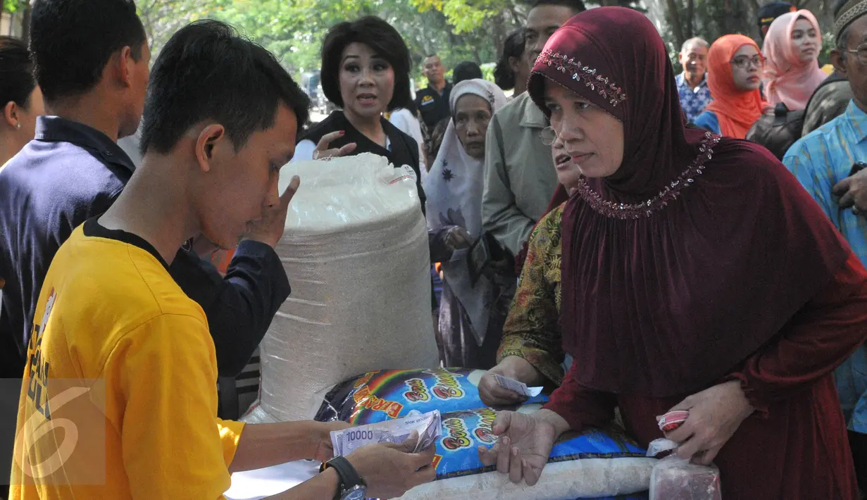 Warga mengantri untuk mendapatkan beras dan daging murah, Jakarta, Minggu (21/6/2015). Operasi Pasar diluncurkan Kemendag untuk membantu warga mendapatkan beras dan daging murah saat Ramadan. (Liputan6.com/Herman Zakharia)