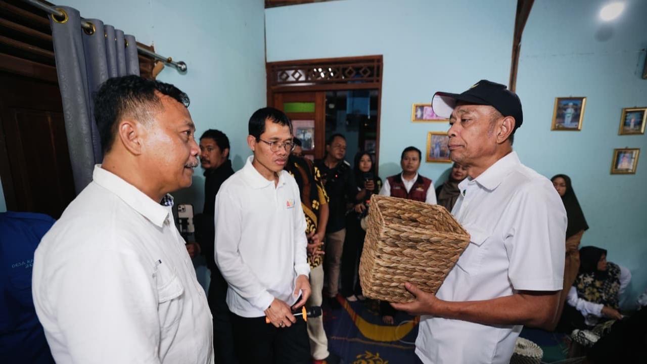 Wakil Menteri Sosial Agus Jabo Priyono saat meninjau Kampung Berdaya Kemensos di Desa Kalisalak, Kecamatan Kebasen, Kabupaten Banyumas, Minggu (31/8/2025).