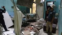 Kerusakan bangsal rumah sakit Ngudi Waluyo setelah gempa bermagnitudo 6,0 melanda Blitar, Jawa Timur, Sabtu (10/4/2021). Akibat gempa tersebut, sejumlah rumah, gedung fasilitas umum, dan tempat ibadah di sekitar delapan kecamatan di wilayah Kota dan Kabupaten Blitar dilaporkan rusak. (AVIAN/AFP)