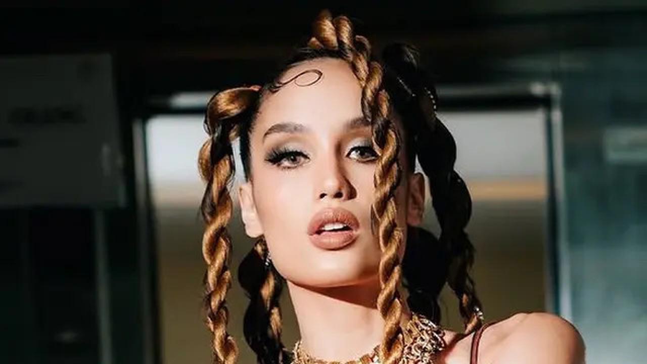 6 Gaya Cinta Laura Kenakan Double Bra saat Tampil di Panggung DWP 2024
