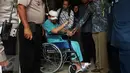 Penyidik KPK, Novel Baswedan saat akan dipindahkan dari Rumah Sakit Mitra Keluarga Kelapa Gading, Jakarta, Selasa (11/4). Novel Baswedan akan menjalani perawatan intensif di Rumah Sakit Mata Jakarta Eye Center(JEC), Menteng. (Liputan6.com/Johan Tallo)