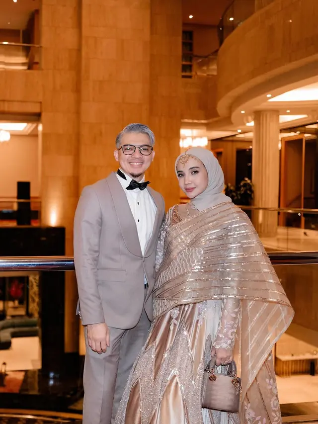6 Potret Irwansyah Kondangan dengan Gaya Rambut Silver, Hot Daddy Dua Anak