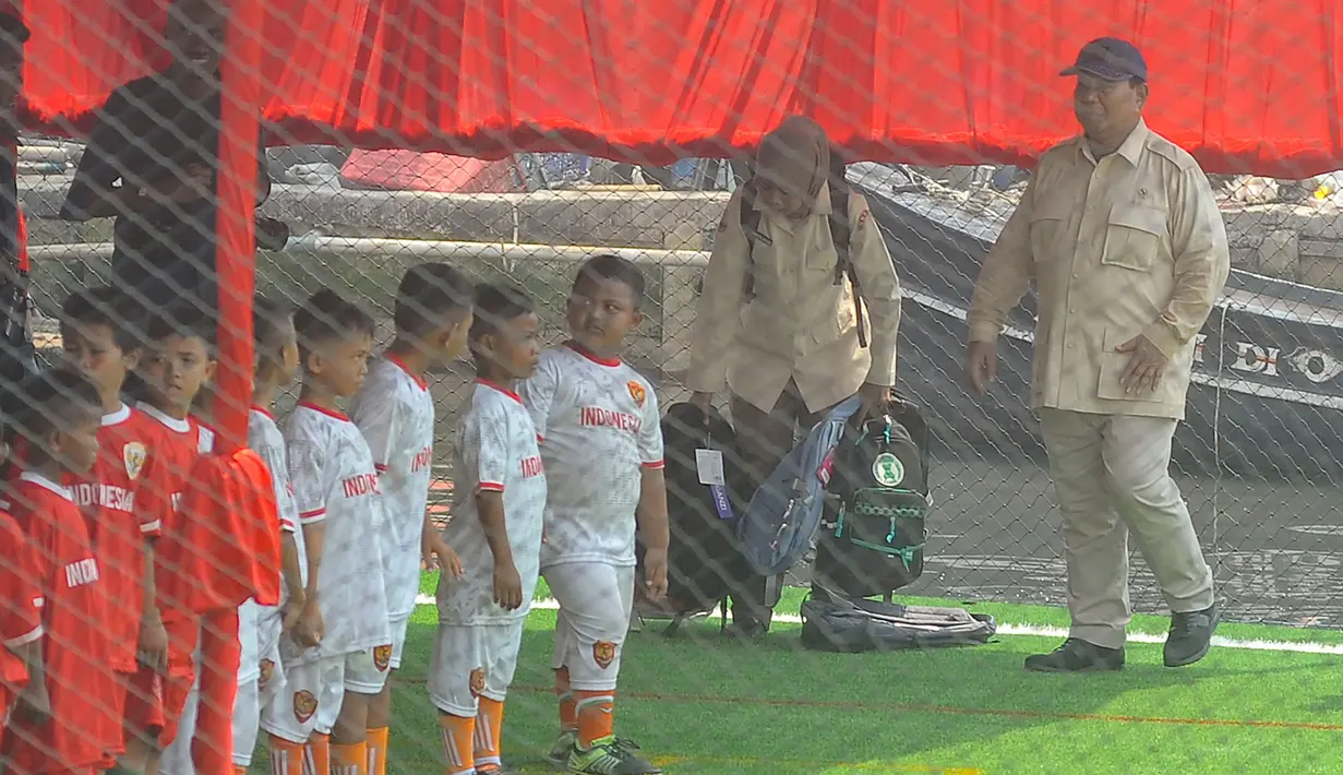 Prabowo Subianto juga menyempatkan meninjau lapangan sepakbola yang dibangun di kawasan permukiman tersebut. (merdeka.com/Arie Basuki)