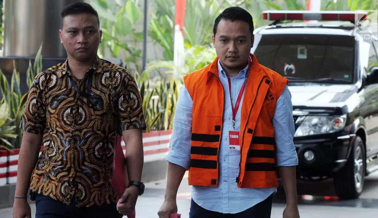 Pemilik CV 9 Naga Gilang Ramadhan dikawal petugas berjalan untuk menjalani pemeriksaan perdana di gedung KPK, Jakarta, Jumat (10/8). Gilang diduga sebagai penyuap Bupati Lampung Selatan nonaktif Zainudin Hasan. (Merdeka.com/Dwi Narwoko)